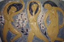 35. Drei Tänzerinnen vor Margeriten (1999), 44×28, Tonplatte (gebrannt) mit Farbglasur