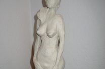 59. Stehender weiblicher Akt (2005), Höhe 44 cm, Ton (ungebrannt)