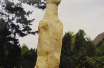 61. Männliche Stele – Heisingen (2006), Höhe 3 m, Tanne