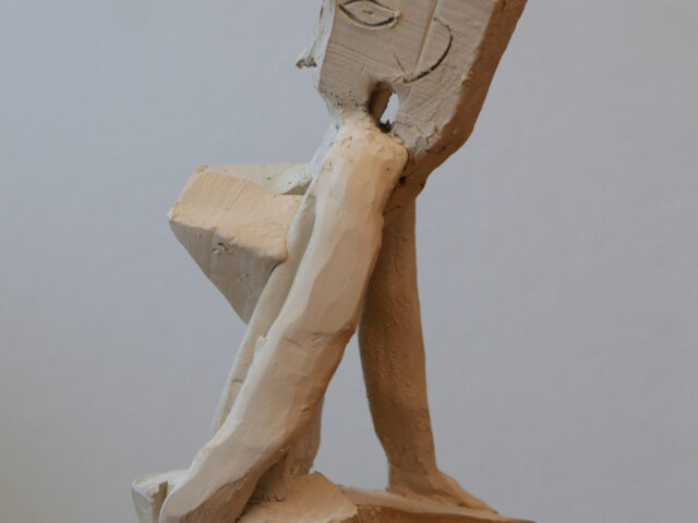 103. Person mit dicker Kiste (2018), H 34 cm, Ton